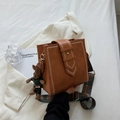 Braune Vintage Quadratische Schultertasche mit weißer Naht und geometrischem Gurt - Mit Puppenanhänger Stil / Gelbbraun