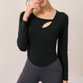 Top yoga nero a maniche lunghe slim fit con ritaglio frontale e imbottitura - S / Nero