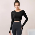 Top da yoga nero slim fit da donna con asole per i pollici e taglio incrociato - S / Nero