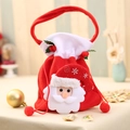 Dettaglio del sacchetto regalo di Natale con Babbo Natale 3D e bordo in morbido pelo - Babbo Natale di Flanella Rossa