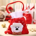 Dettaglio del sacchetto regalo di Natale rosso con orsetto 3D e fiocco decorativo - Orso di Flanella Rossa