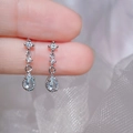 Orecchini a goccia blu chiaro in argento S925 con zirconi tenuti tra le dita - Orecchini a Bottone a Goccia d'Acqua Stile Walden Pond
