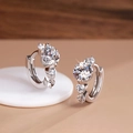 Funkelnde S925 Sterling Silber Huggie Ohrringe mit glänzenden runden Moissanit Steinen - Klassische Zirkonia-Reifen
