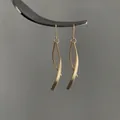 Orecchini a nappa in argento S925 con finitura in oro opaco su una forchetta metallica - Oro