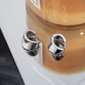 Primer plano de pendientes de aro de plata S925 pulida con acabado de efecto espejo - Hebilla de Oreja Triangular Ancha-Oro Blanco