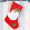 Großer roter Nikolausstiefel mit Weihnachtsmann und Paillettenbaum auf Streifenhintergrund - Weihnachtsmann