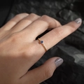 Minimalistischer S925 Silberring in Gold mit einem kleinen runden blauen Saphir-Stein - Sechseck-Stil / Gold/Blau