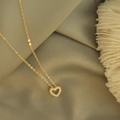 Elegante vergoldete S925 Silberherz-Halskette mit Pavé-Diamanten auf Seidenhintergrund - Halskette mit hohlem Herzen / Gold