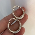 Dettaglio degli orecchini a cerchio a corda in argento sterling 925 con incisione 925 - Orecchini a cerchio con corda intrecciata