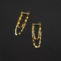 Détail de boucles d'oreilles en argent 925 avec double chaîne dorée à franges sur noir - Or