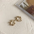 Vintage goudkleurige golvende creolen van 925 zilver op een artistiek display - Retro Gegolfde Ruches Creolen - Goud