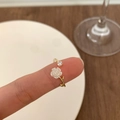 Dettaglio dell'anello camelia bianca con zircone scintillante e finitura dorata - Aperto Regolabile / Anello Aperto Camelia Bianca