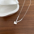 Exquisito collar con colgante de corazón de plata S925 y cuentas sobre madera oscura - Exquisito Collar Con Colgante de Corazón (S-N00049)