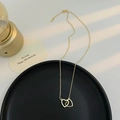 Detail der ineinandergreifenden Herzanhänger an Goldkette mit Geburtstagskarte - Doppelherz-Halskette-Gold