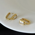 Nahaufnahme goldener S925 Silber-Ohrringe mit rechteckigem Zirkonia-Inlay-Detail - Gold