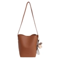 Sac seau marron en similicuir avec bandoulière et charm ours en peluche sur fond blanc - Avec Pendentif / Marron Jaune