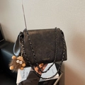 Bolso tote de cuero negro con cadena dorada y un bonito colgante de peluche suave - Negro