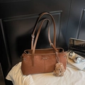 Détail du sac à bandoulière en daim marron avec plaque en métal et breloque ours - Aspect Daim Avec Pendentif / Marron