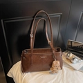 Détail du sac cabas en cuir PU marron foncé avec pendentif ours et logo en métal - Avec Pendentif / Marron