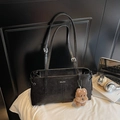 Détail d'un sac à main noir mat avec fines bretelles et charmant ours en peluche - Avec Pendentif / Noir