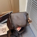 Bolso vintage marrón café con correa de cadena trenzada y adorno de peluche - Marrón