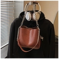 Borsa a secchiello marrone vintage in pelle lucida con tracolla a catena - Marrone