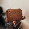 Bolso tote retro marrón caramelo con correa de cadena y colgante de peluche decorativo - Marrón