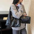 Ensemble sac fourre-tout en similicuir noir vintage avec pochette assortie tendance - Grand Sac Cabas avec Pochette / Noir