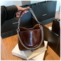 Borsa a spalla marrone rossiccio in pelle lucida con catena d'argento robusta - caffè