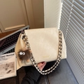 Bolso de hombro en cuero mate blanco roto con cadena y colgante de monstruo de felpa - Blanco Roto