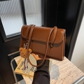 Vintage brown oil wax leather shoulder bag with a cute bear charm and flap closure - One Size / Brown