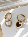 Gouden hartvormige oorbellen met zwart en wit parelmoer inleg en bewerkte randen - Zwart Wit Dubbelzijdig Hart Vintage Oorring