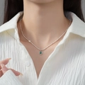Collana in argento S925 con pendente a smeraldo quadrato e dettaglio perla bianca - Collana di Perle con Frammenti d'Argento