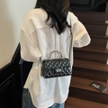 Sac bandoulière matelassé noir avec chaîne et fermoir argenté porté à l'épaule - Noir