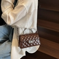 Sac bandoulière marron foncé matelassé avec chaîne argentée et poignée métal - Café