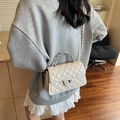 Petit sac beige matelassé avec bandoulière chaîne et fermoir en métal sur modèle - Blanc Cassé