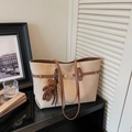 Sac cabas beige avec bandoulière en cuir brun, fermoir doré et charme d'ours - Avec Pendentif / Blanc Cassé