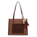 Borsa tote marrone a scacchi con foulard leopardato e tasca esterna su sfondo bianco - Marrone