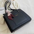 Grande borsa tote in pelle nera con motivo a scacchi e sciarpa leopardata decorativa - Nero