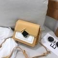 Bolso bandolera amarillo y blanco con bordado de espiga y cadena dorada chic - Amarillo