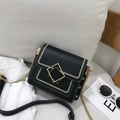 Bolso bandolera negro de cuero sintético con costuras blancas y cadena de metal dorado - Negro