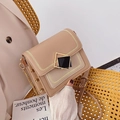 Bolso bandolera marrón claro de ecocuero con cadena y cierre de doble rombo elegante - Caqui