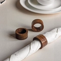 Set di portatovaglioli minimalisti in legno marrone scuro con venature naturali su piatti - Marrone