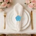 Rond de serviette fleur bleu clair élégant avec anneau doré sur assiette blanche - Bleu clair