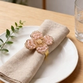 Rond de serviette fleur en cristal rose avec détail rose sur anneau en métal doré - Style Trèfle Rose et Rose