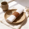 Servilletero de ratán tejido a mano sobre lino blanco para mesa de estilo rústico - Estilo de Tejido de Trigo Marrón (ZWZ-RNP-456)