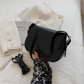 Minimalistische schwarze Satteltasche aus Kunstleder mit Goldschnalle und Gurt - Schwarz