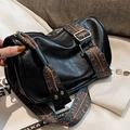 Sac à bandoulière en cuir souple noir avec large sangle tissée au style ethnique - Noir