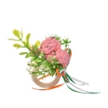 Détail d'un rond de serviette de Pâques avec œufs roses mouchetés et base en bois - Rose
