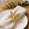 Eleganter goldener Schmetterling Serviettenring auf Keramikteller für Tischdekoration - Großer Schmetterling Stil